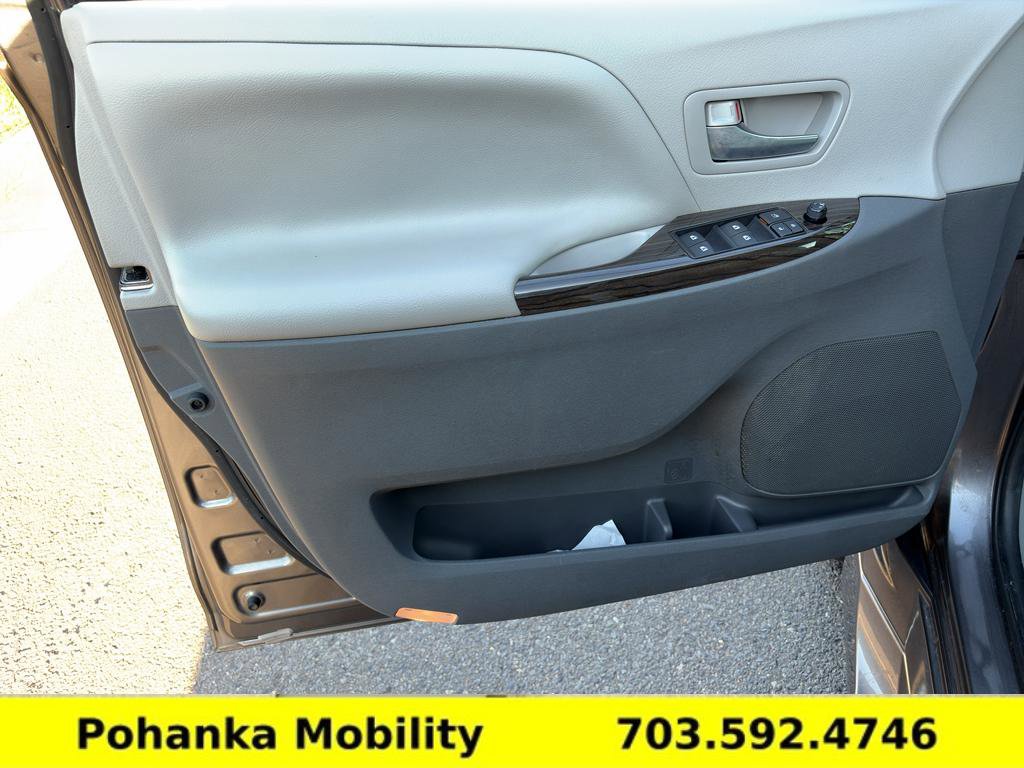Used 2020 Toyota Sienna XLE w/ XLE Navigation Package FWD image 30