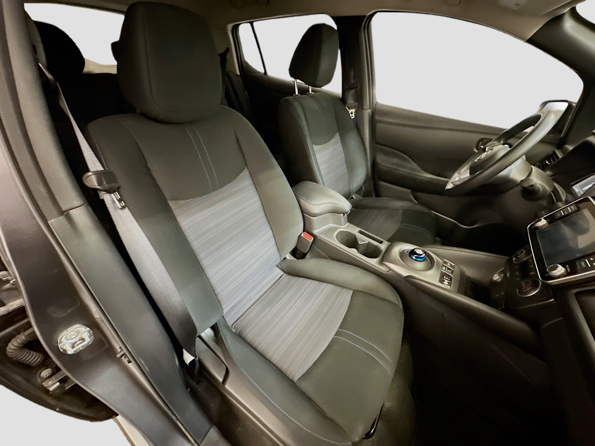 Used 2025 Nissan Leaf S image 31