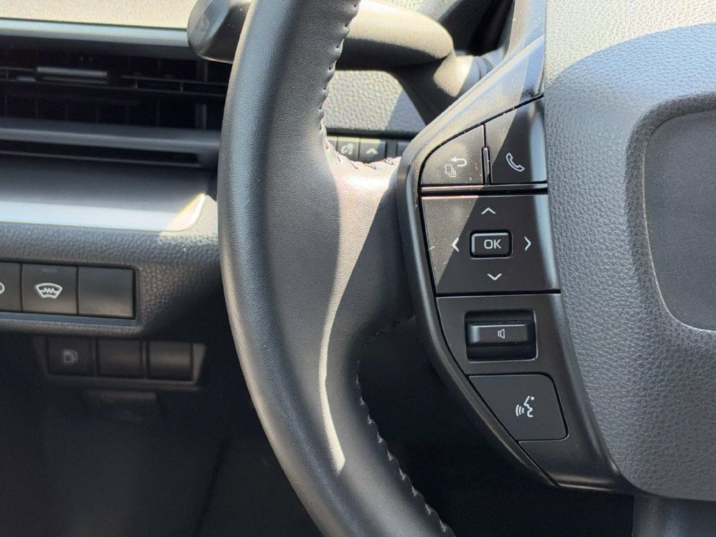 Used 2024 Toyota Prius LE FWD image 13