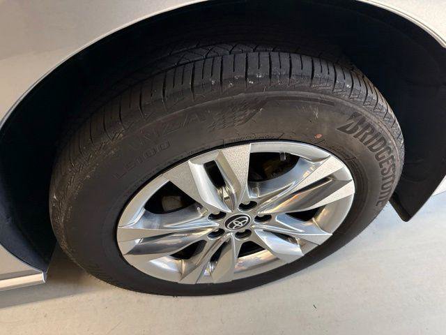 Certified 2025 Toyota Sienna XLE w/ XLE Plus Package AWD/4WD image 5