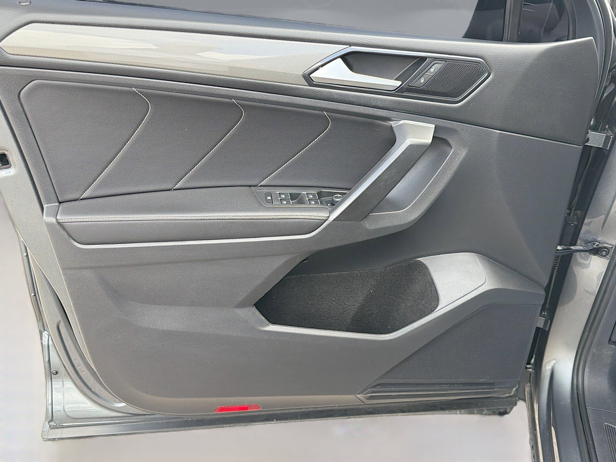 Used 2022 Volkswagen Tiguan SE image 22