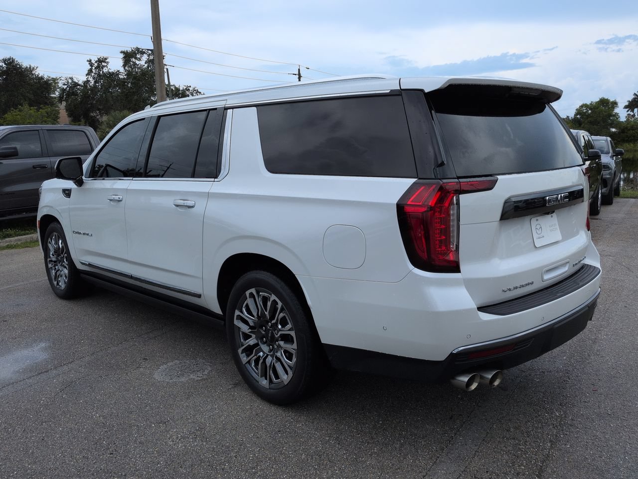 Used 2023 GMC Yukon XL Denali Ultimate AWD/4WD image 7