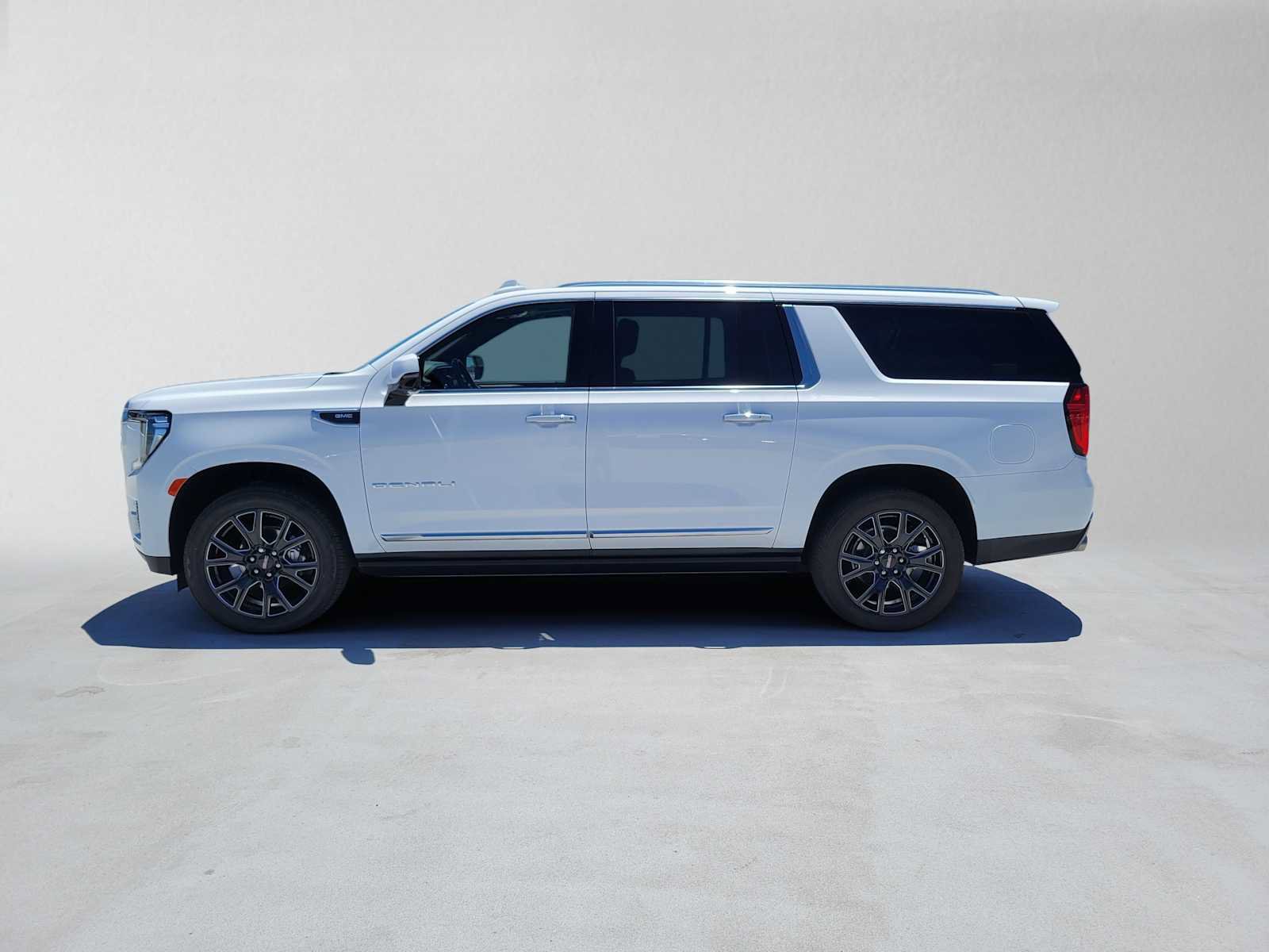 Used 2024 GMC Yukon XL Denali AWD/4WD image 6