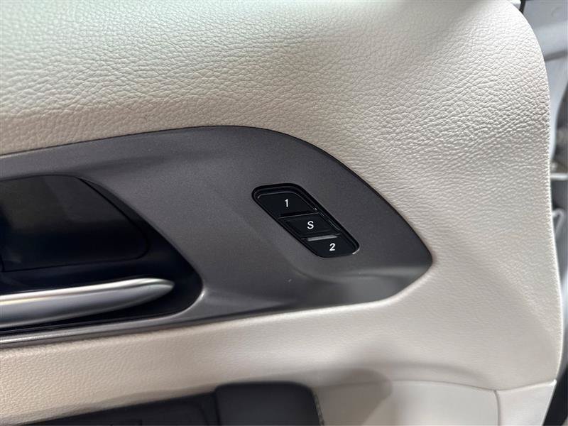Used 2023 Chrysler Pacifica Touring-L FWD image 21