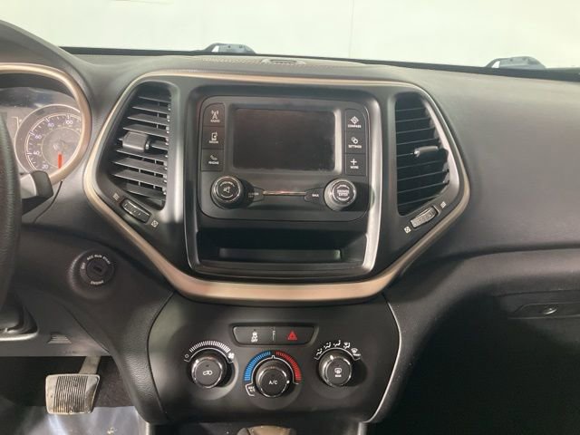 Used 2016 Jeep Cherokee Sport image 13