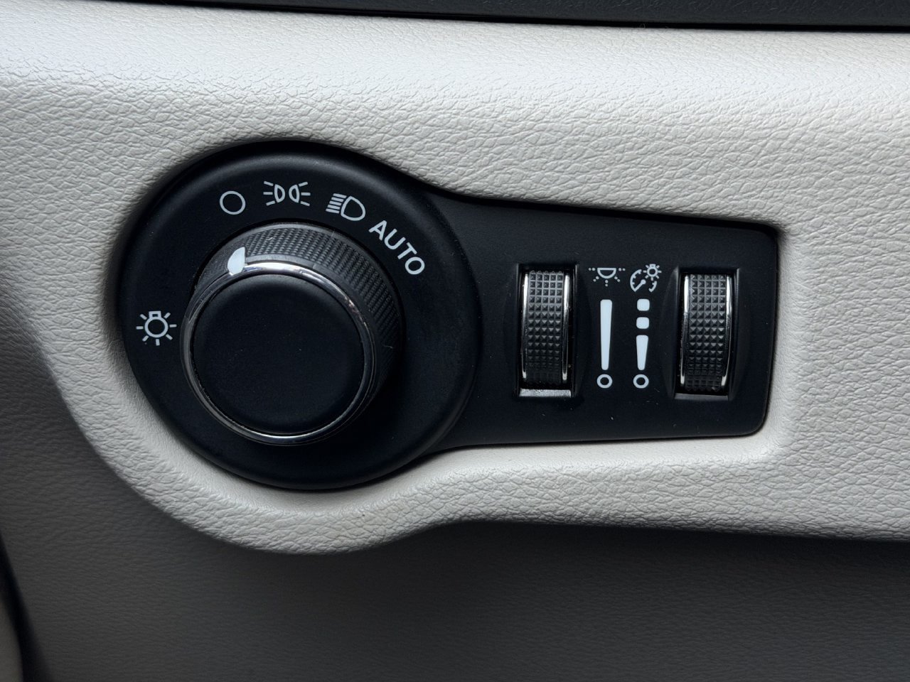 Used 2023 Chrysler Voyager LX FWD image 21