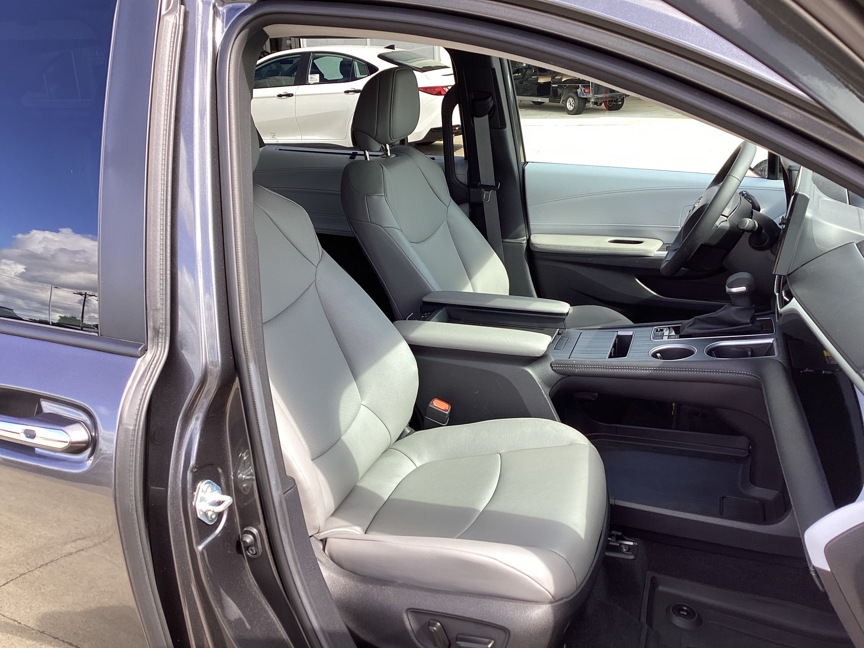 Used 2025 Toyota Sienna XLE w/ XLE Plus Package FWD image 10