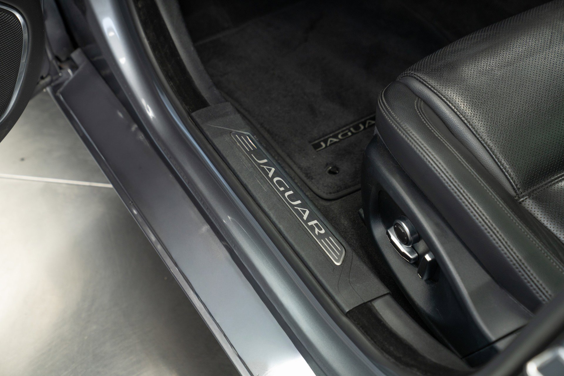 Used 2020 Jaguar XE S image 19
