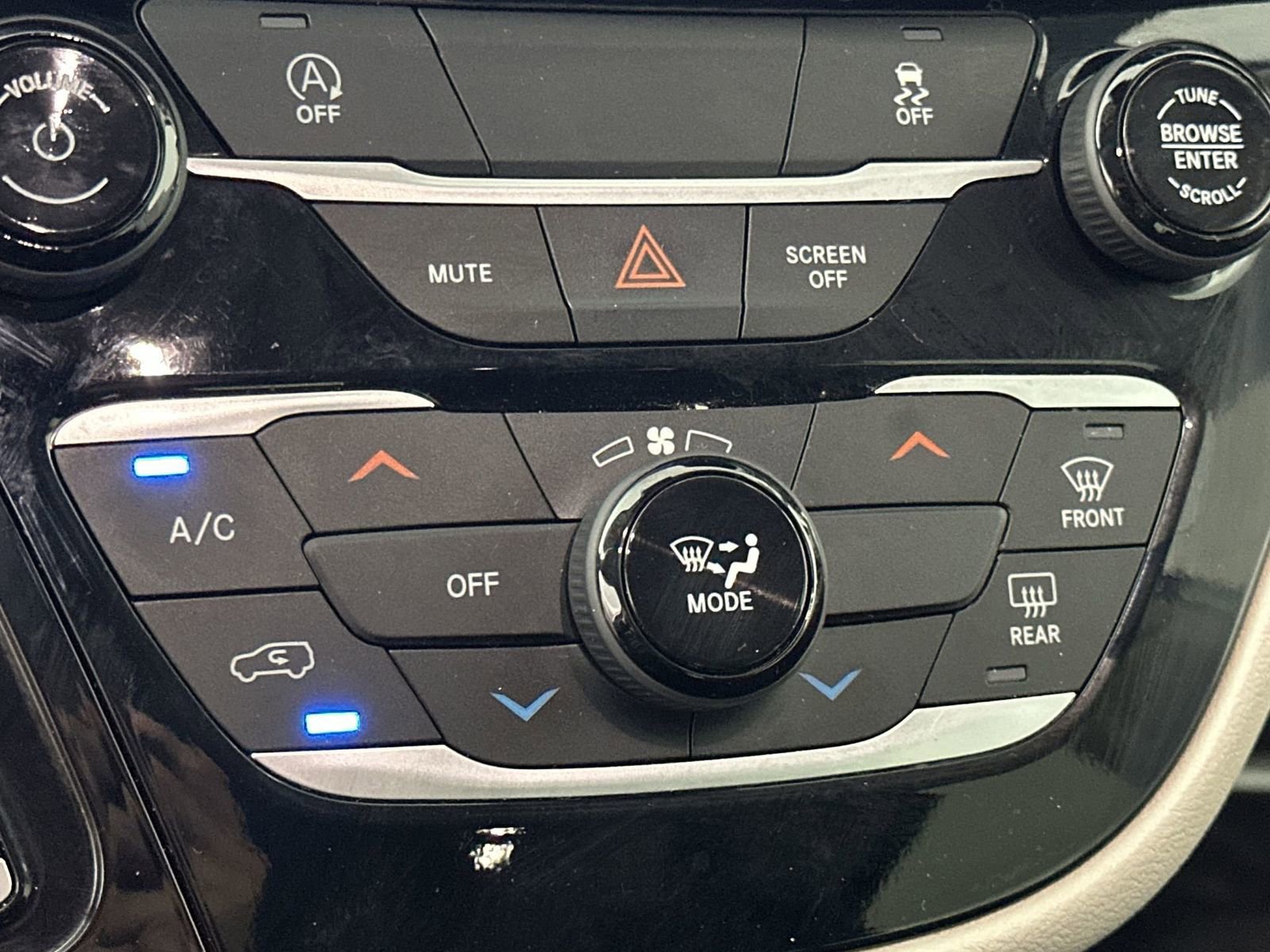 Used 2023 Chrysler Voyager LX FWD image 19