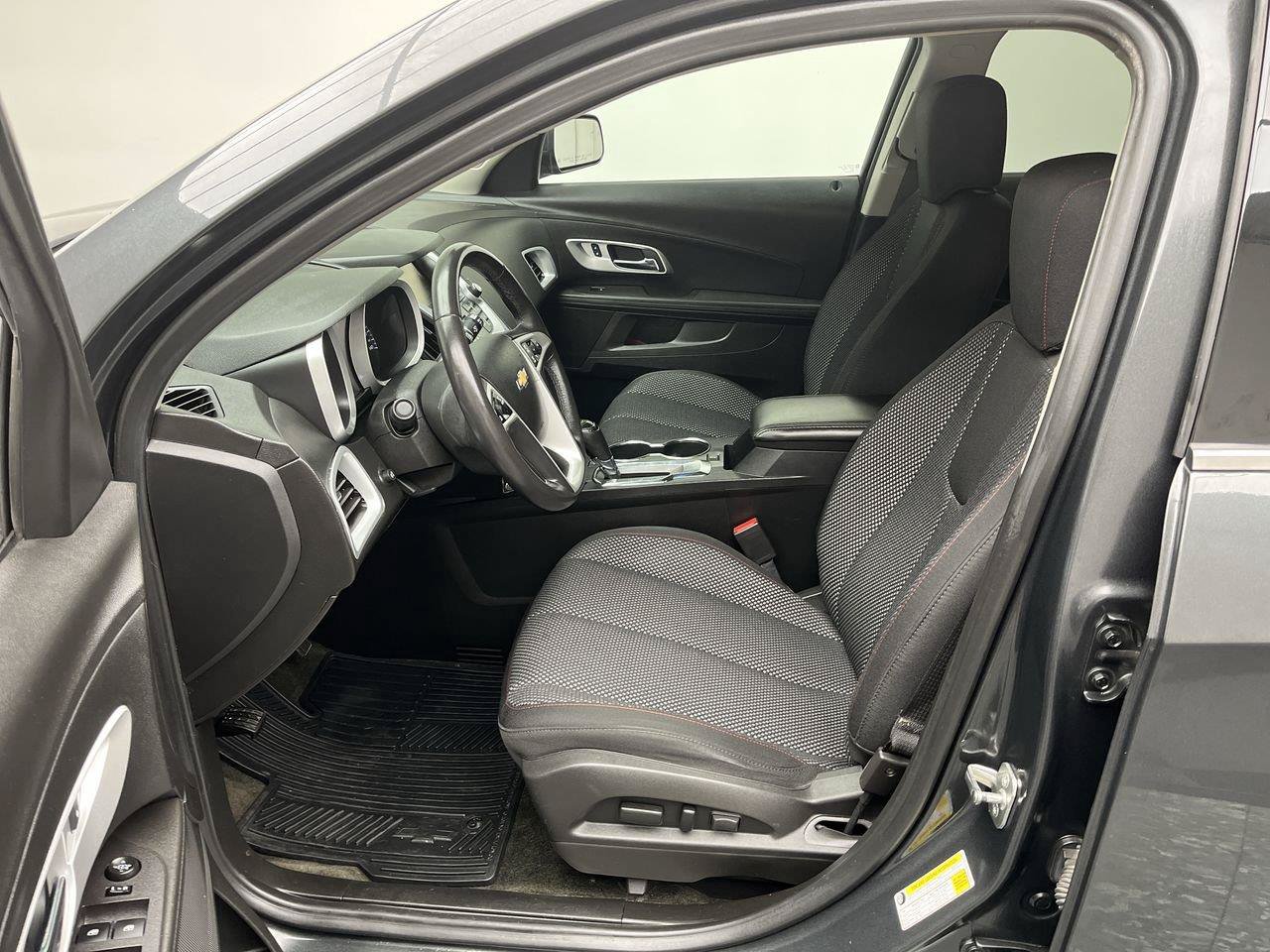 Used 2017 Chevrolet Equinox LT w/ Convenience Package AWD/4WD image 3