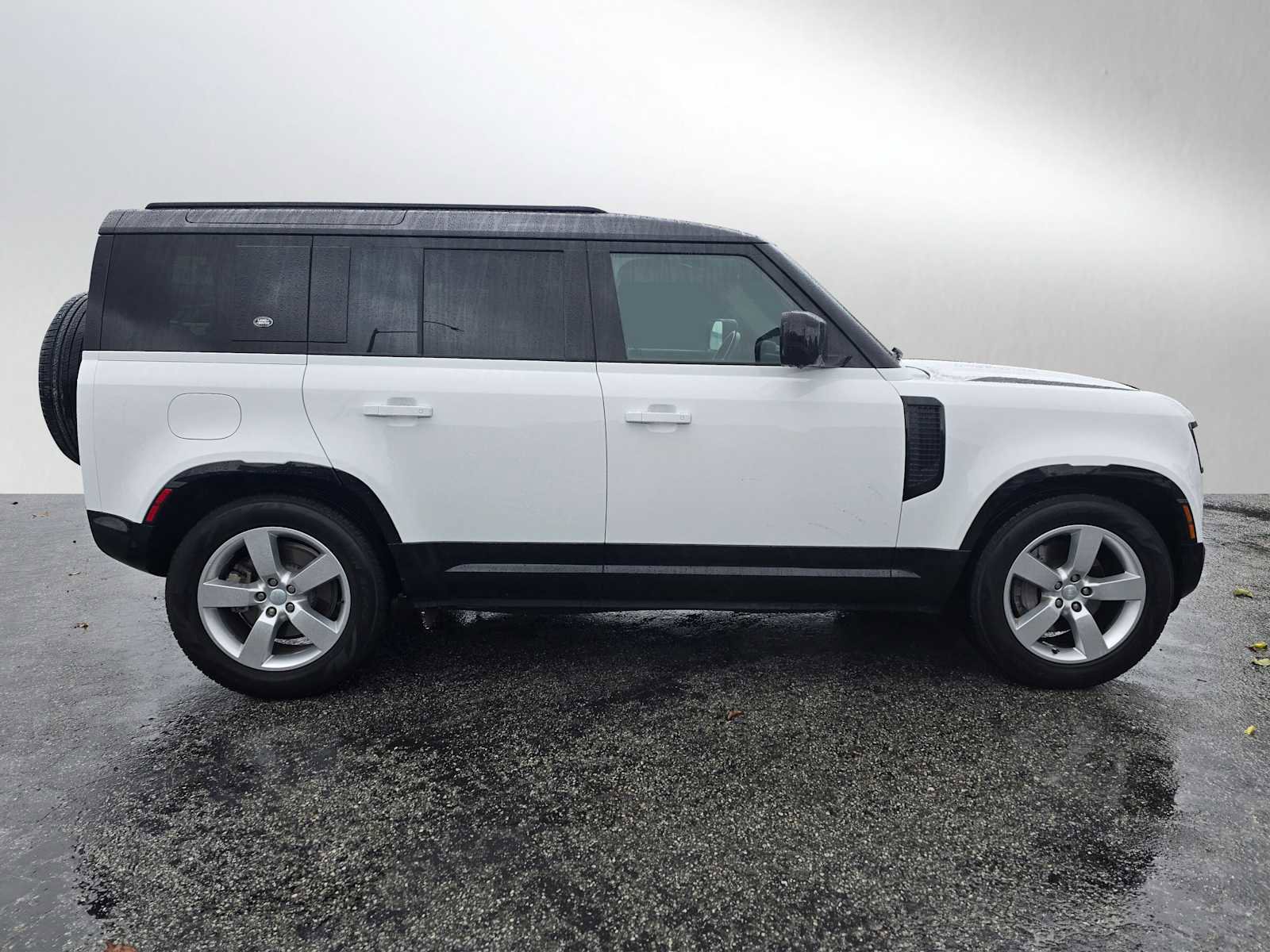 Used 2023 Land Rover Defender 110 X-Dynamic SE AWD/4WD image 6