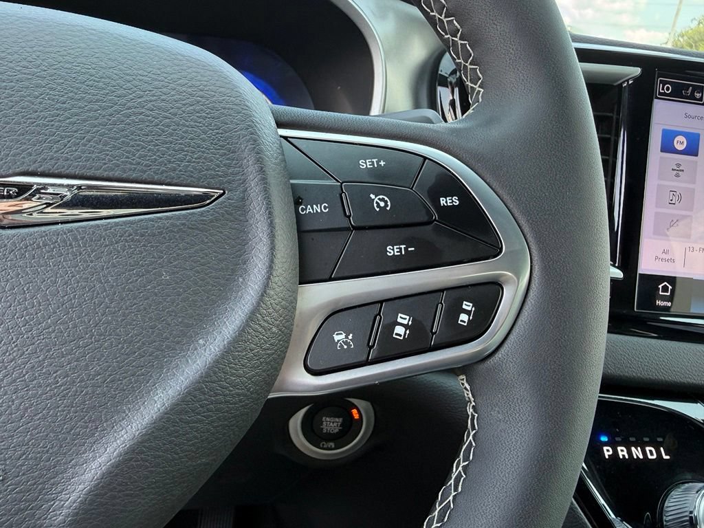 Used 2026 Chrysler Pacifica Select FWD image 26