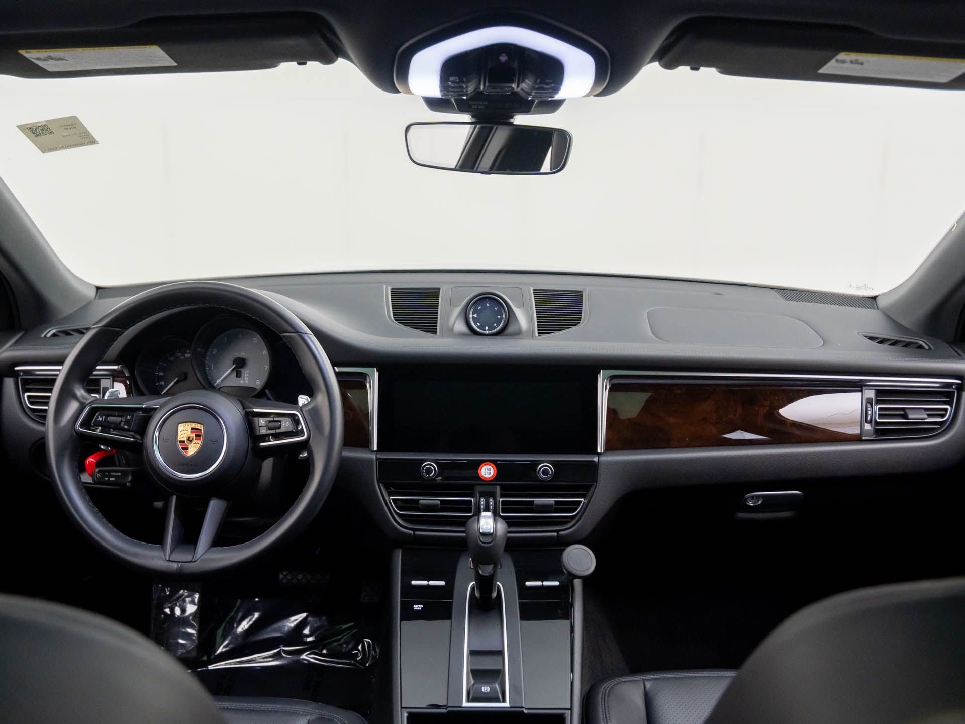 Used 2022 Porsche Macan S w/ Premium Package image 9