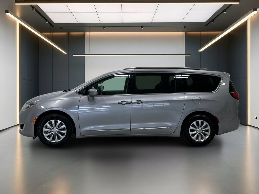 Used 2018 Chrysler Pacifica Touring-L FWD image 2