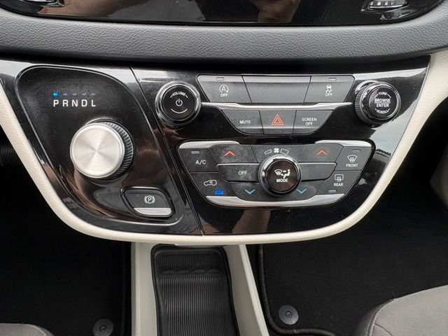 Used 2023 Chrysler Voyager LX FWD image 29