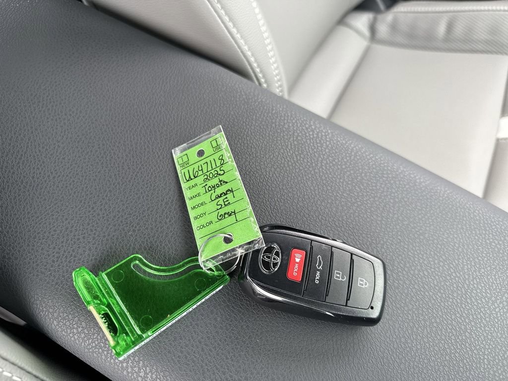 Used 2025 Toyota Camry SE image 30