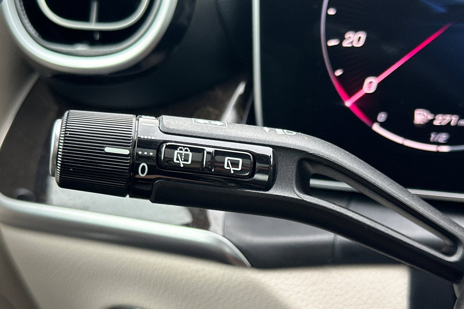 Used 2025 Mercedes-Benz GLC 300 4MATIC image 36