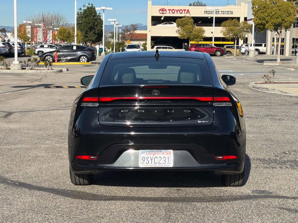 Used 2025 Toyota Prius XLE image 4