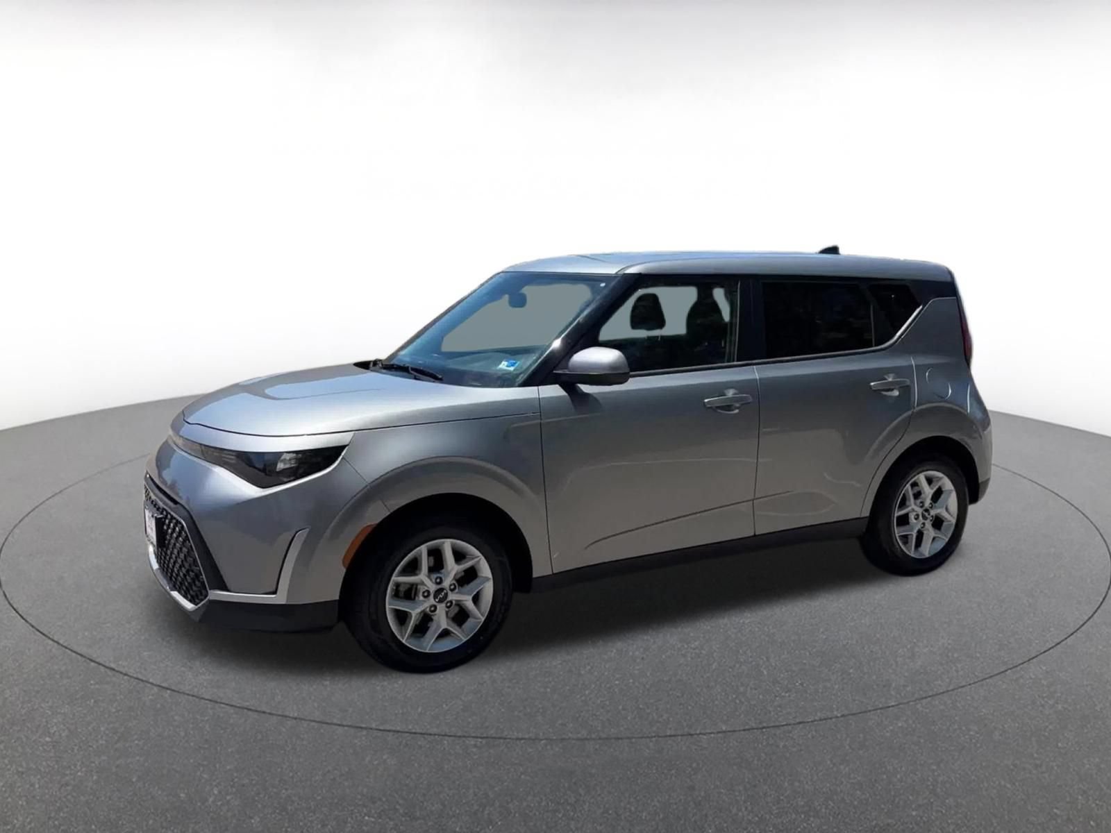 Used 2025 Kia Soul LX w/ LX Technology Package FWD image 8