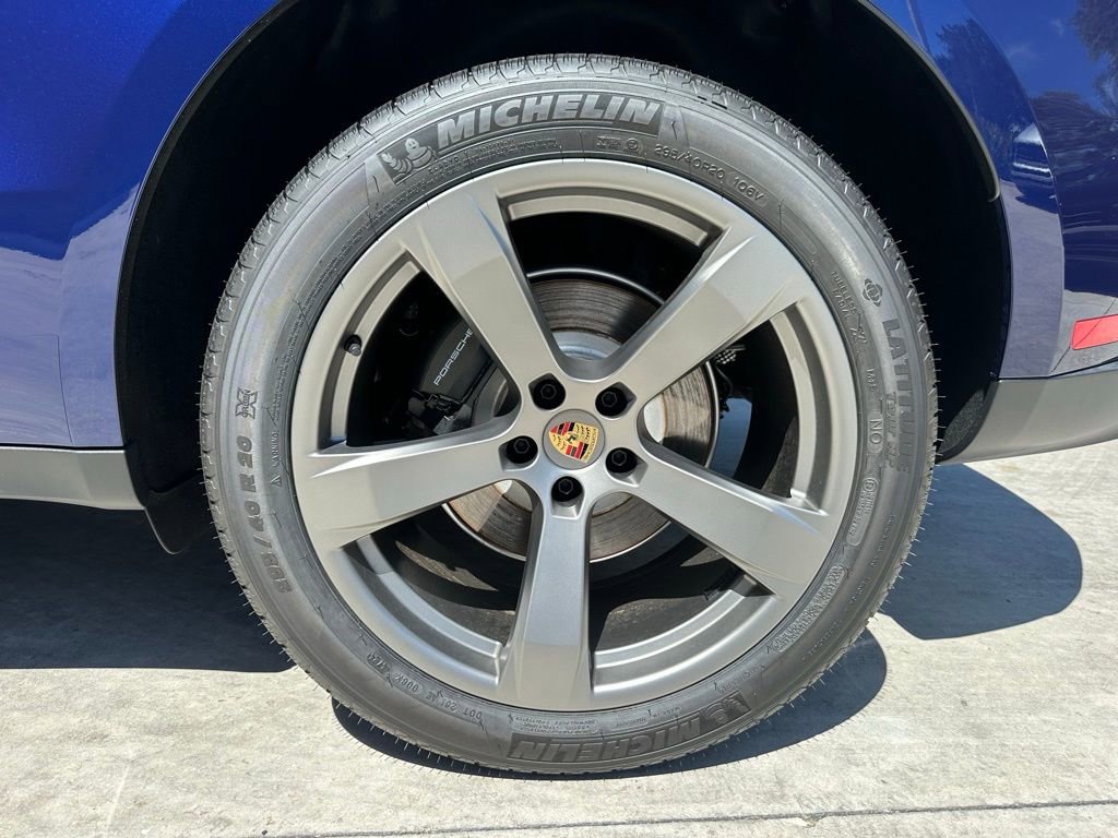 Certified 2025 Porsche Macan AWD/4WD image 40