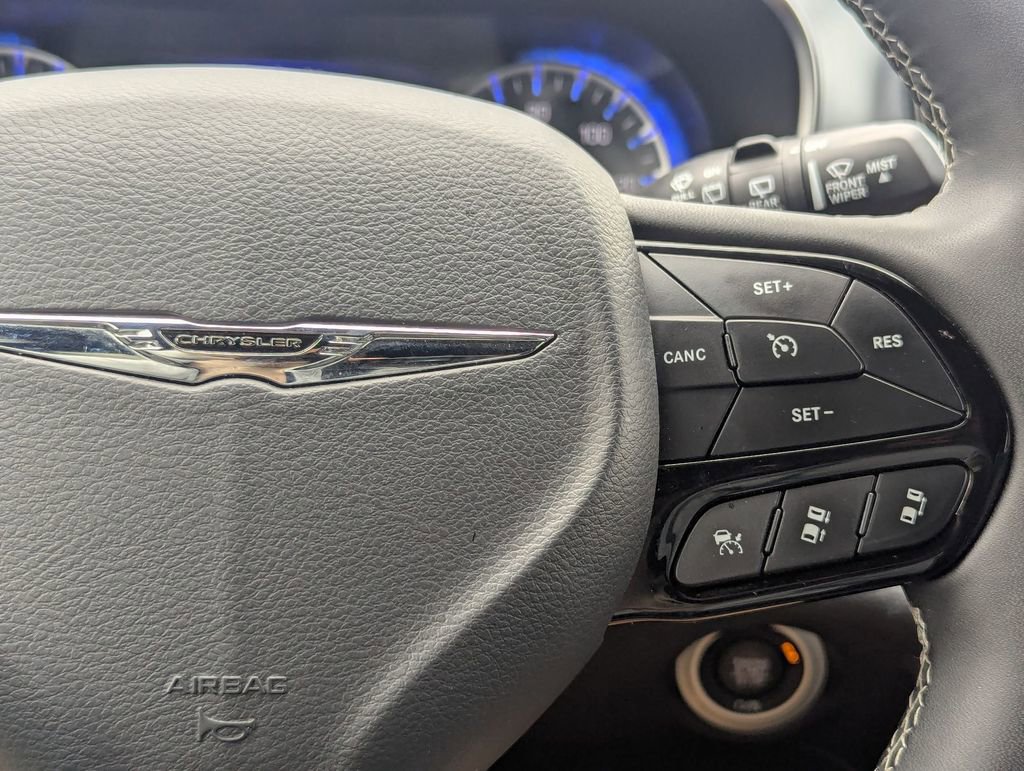 Used 2025 Chrysler Pacifica Limited FWD image 15