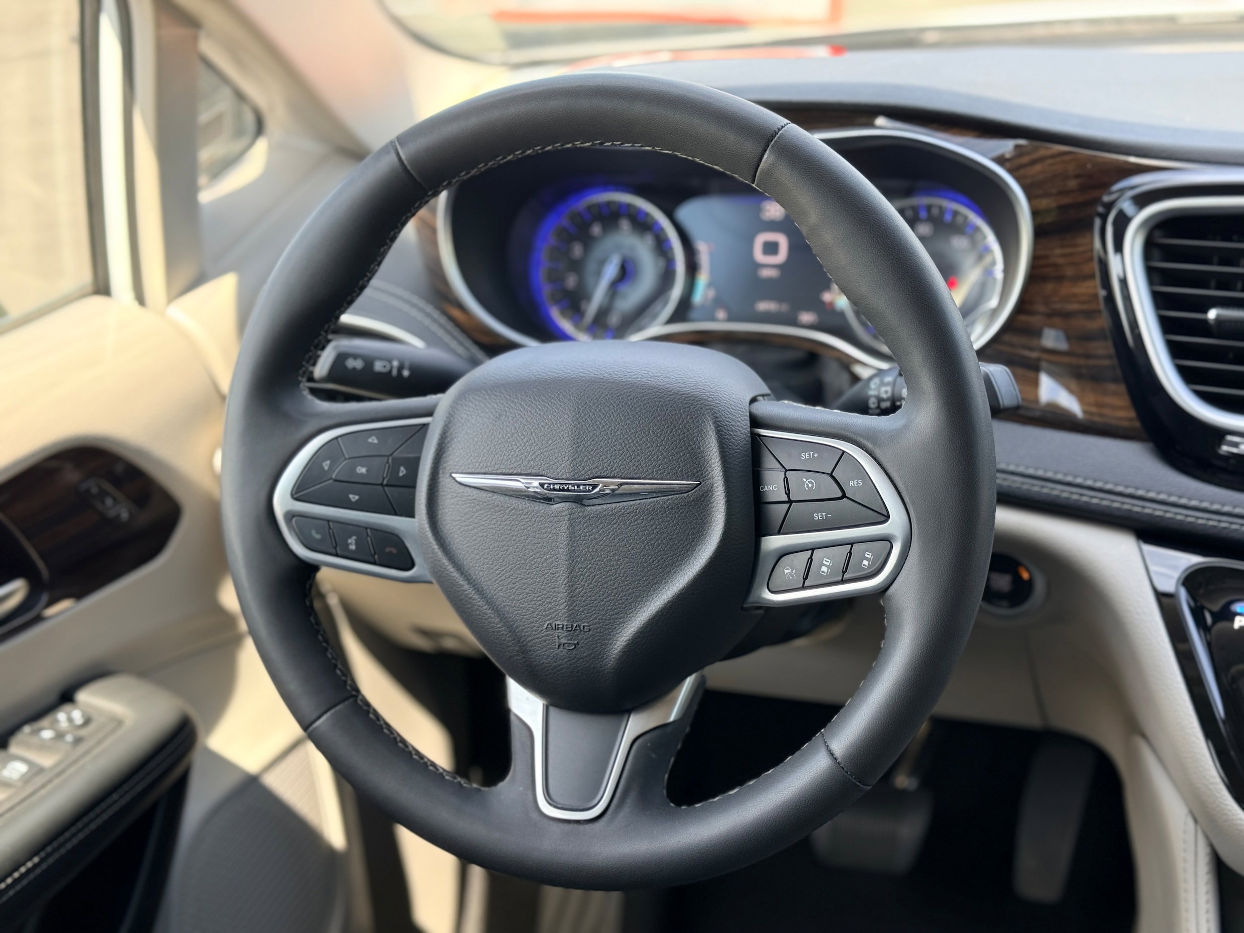 Used 2023 Chrysler Pacifica Limited FWD image 16