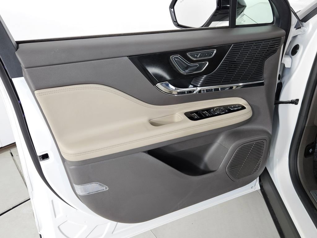 Used 2022 Lincoln Corsair Standard image 11