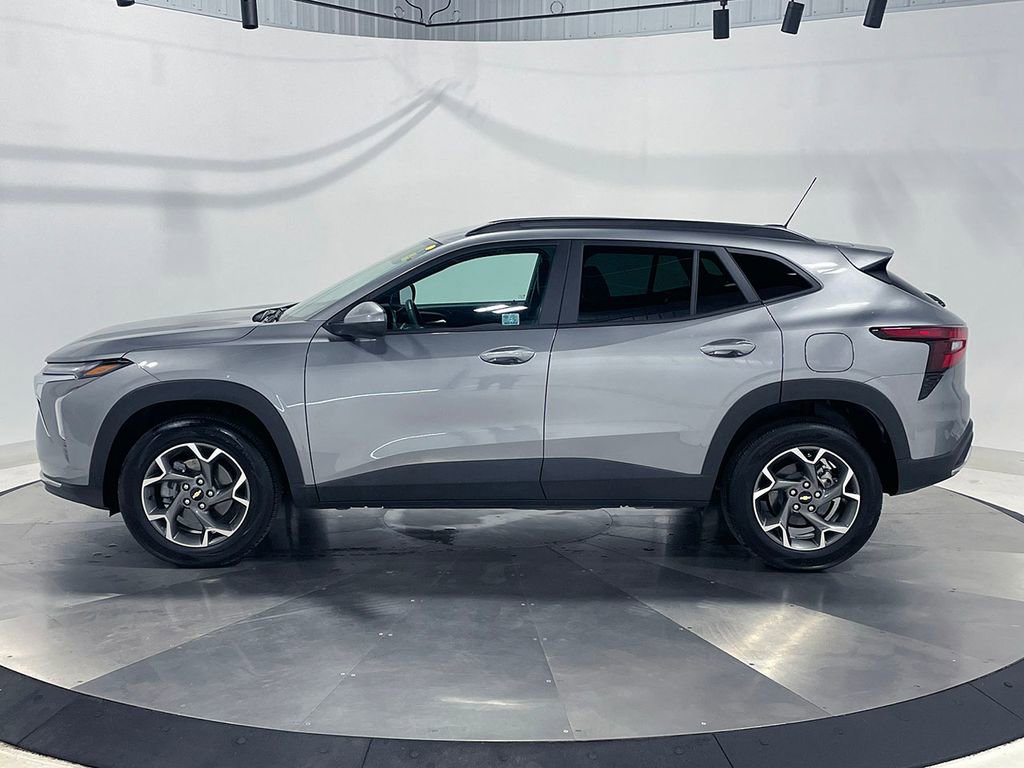 Used 2025 Chevrolet Trax LT w/ LT Convenience Package FWD image 14
