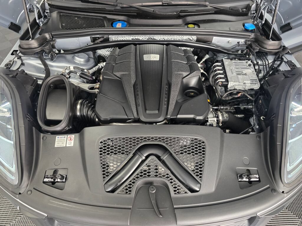 Certified 2024 Porsche Macan GTS w/ Premium Plus Package AWD/4WD image 11