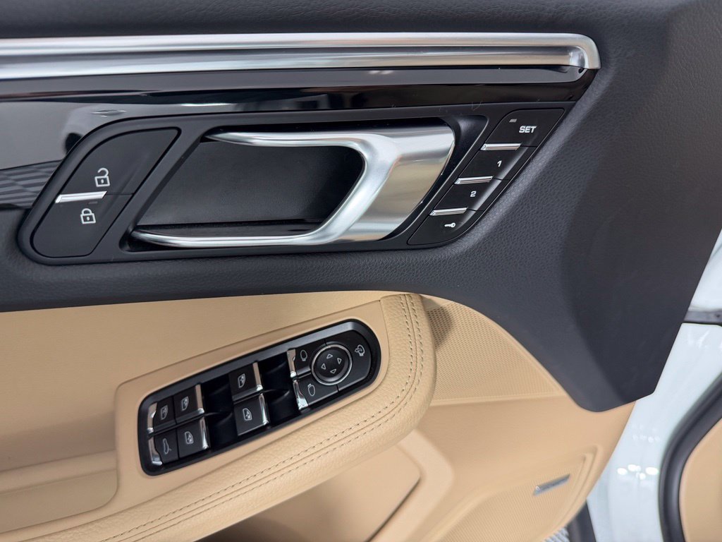 Certified 2024 Porsche Macan S AWD/4WD image 19