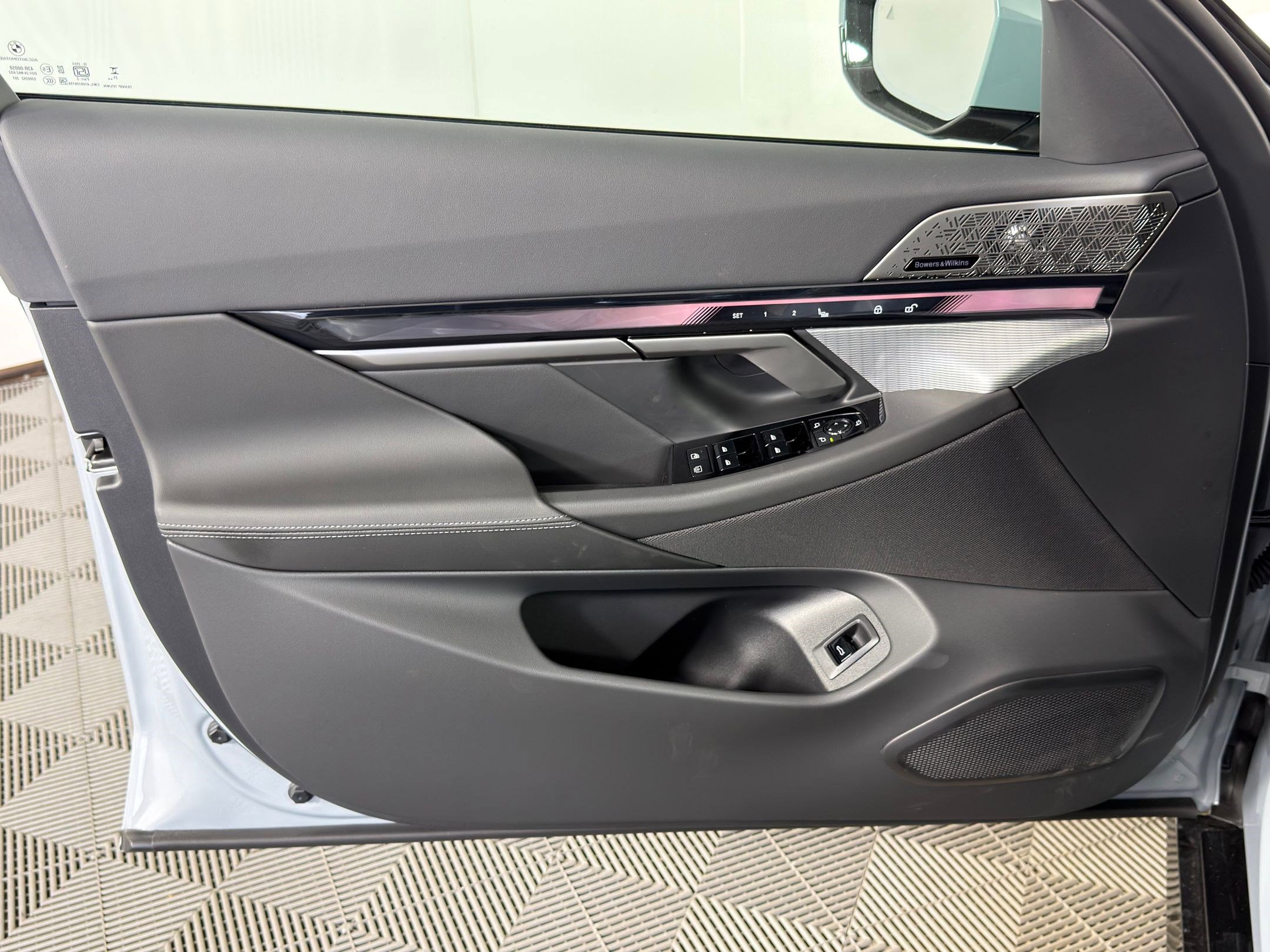 New 2026 BMW 550e xDrive w/ Executive Package image 10