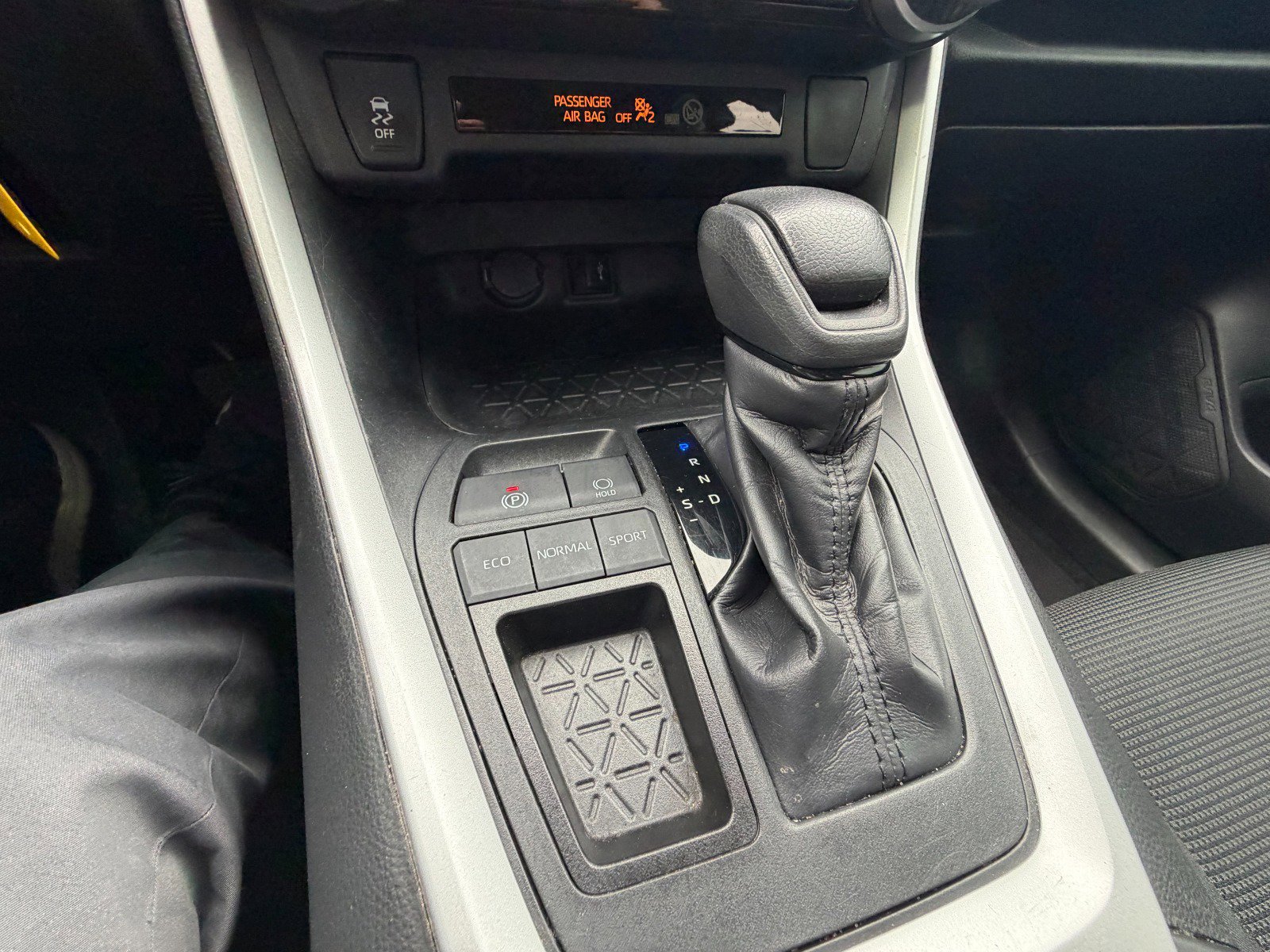 Used 2020 Toyota RAV4 LE FWD image 16