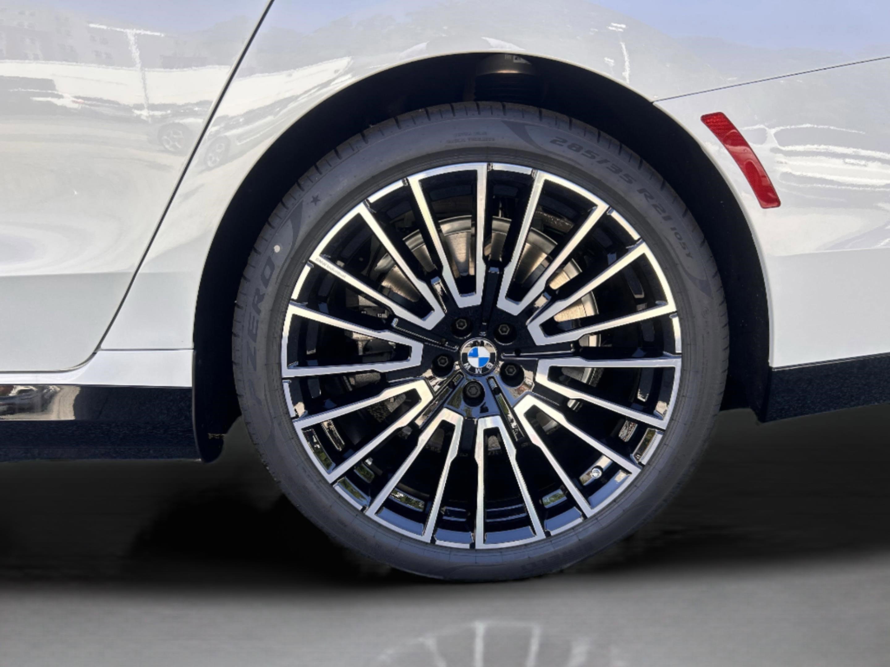 Used 2025 BMW i7 xDrive60 image 8