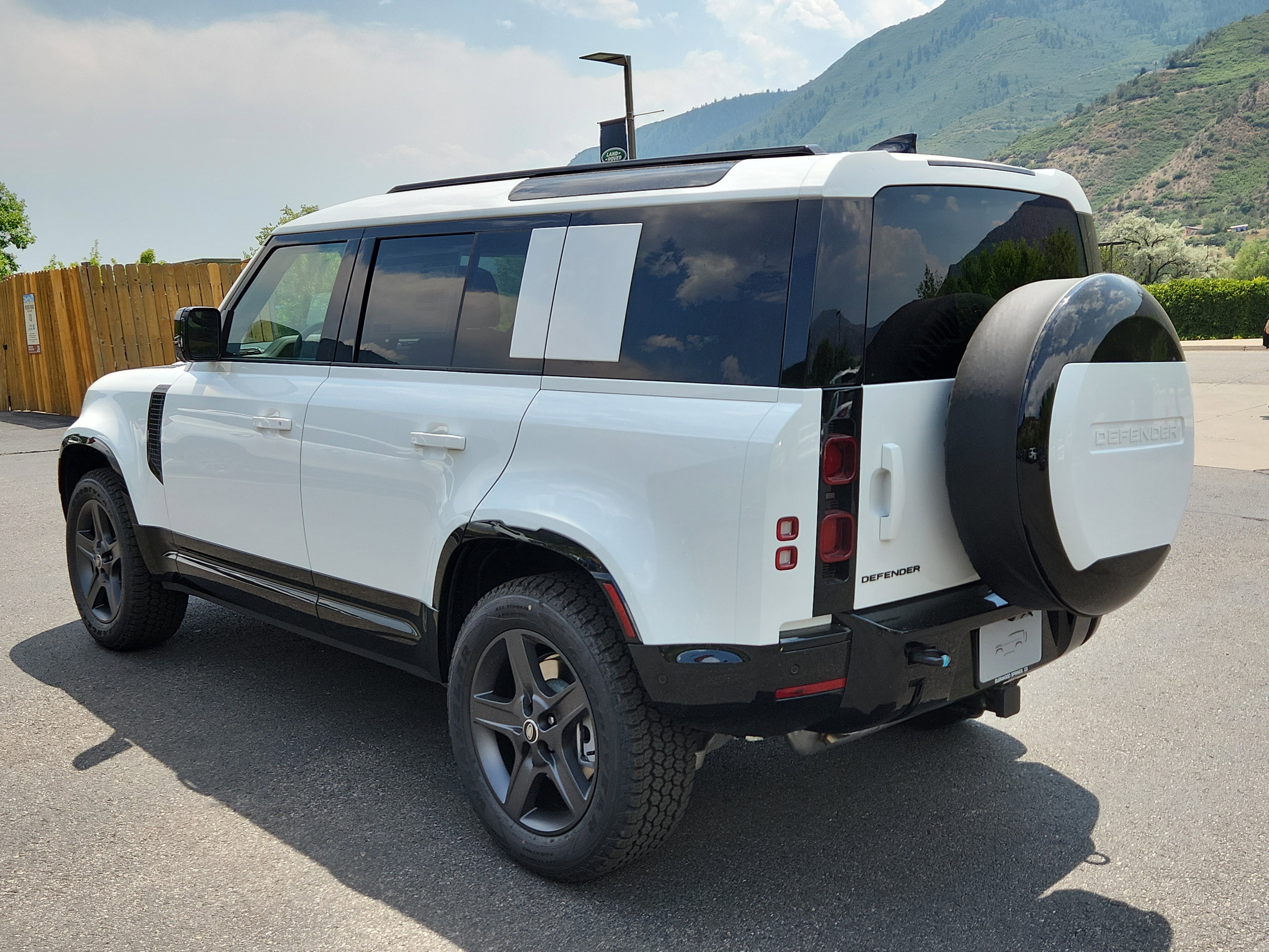 New 2025 Land Rover Defender 110 X-Dynamic SE image 5