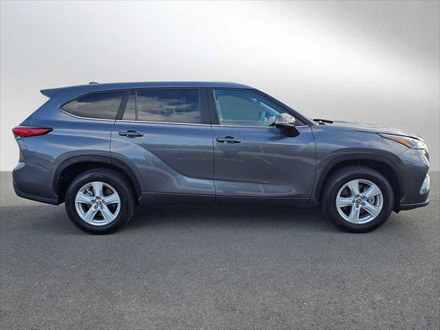 Used 2023 Toyota Highlander LE FWD image 2