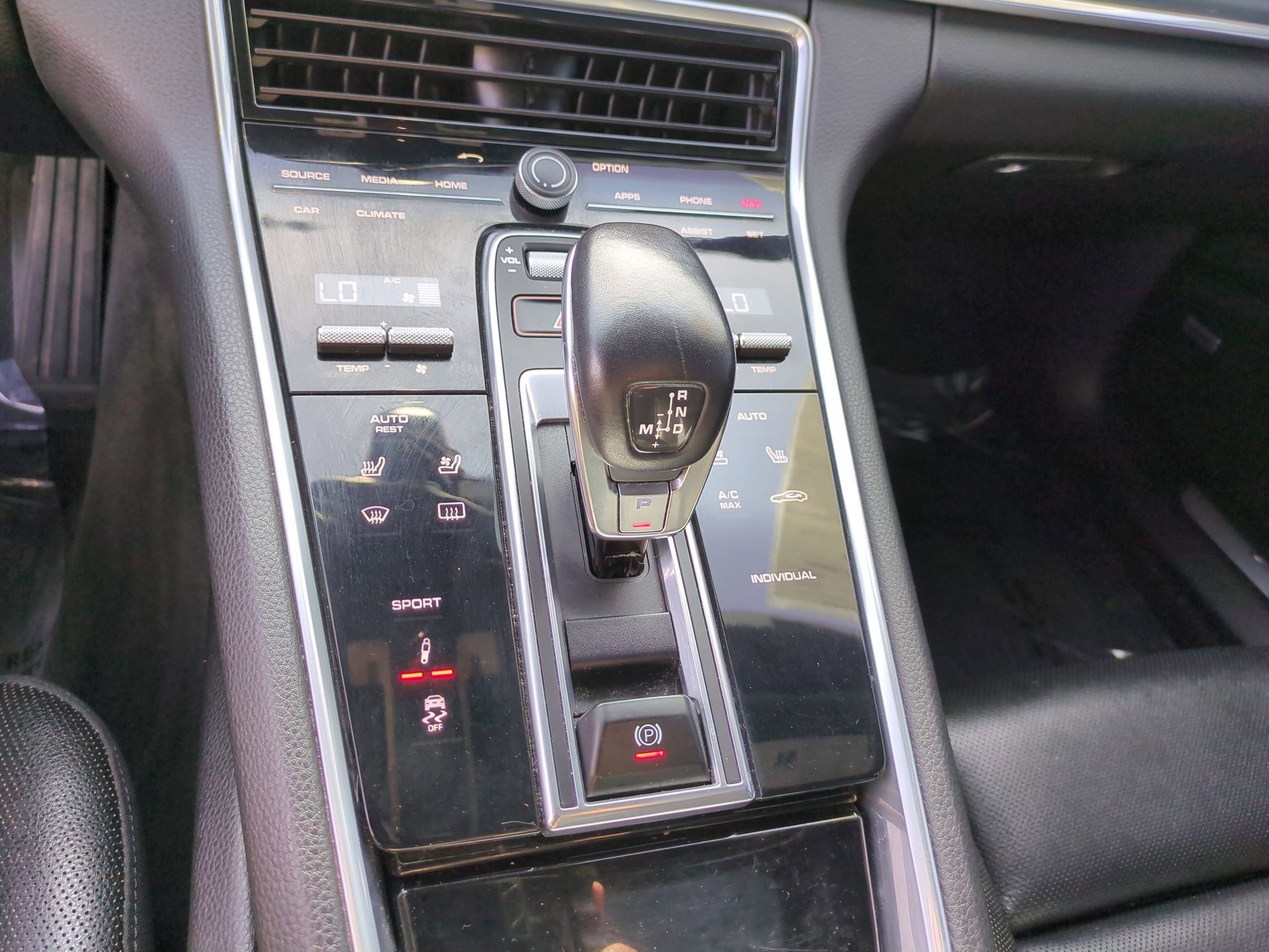 Used 2018 Porsche Panamera 4 image 27