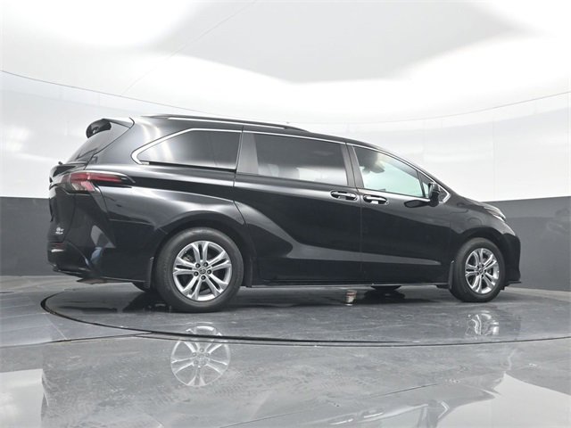 Used 2022 Toyota Sienna XSE image 57