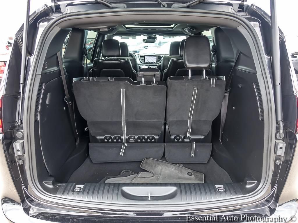 Used 2026 Chrysler Pacifica Limited FWD image 25