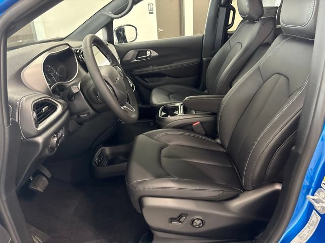 New 2027 Chrysler Pacifica Select AWD/4WD image 12