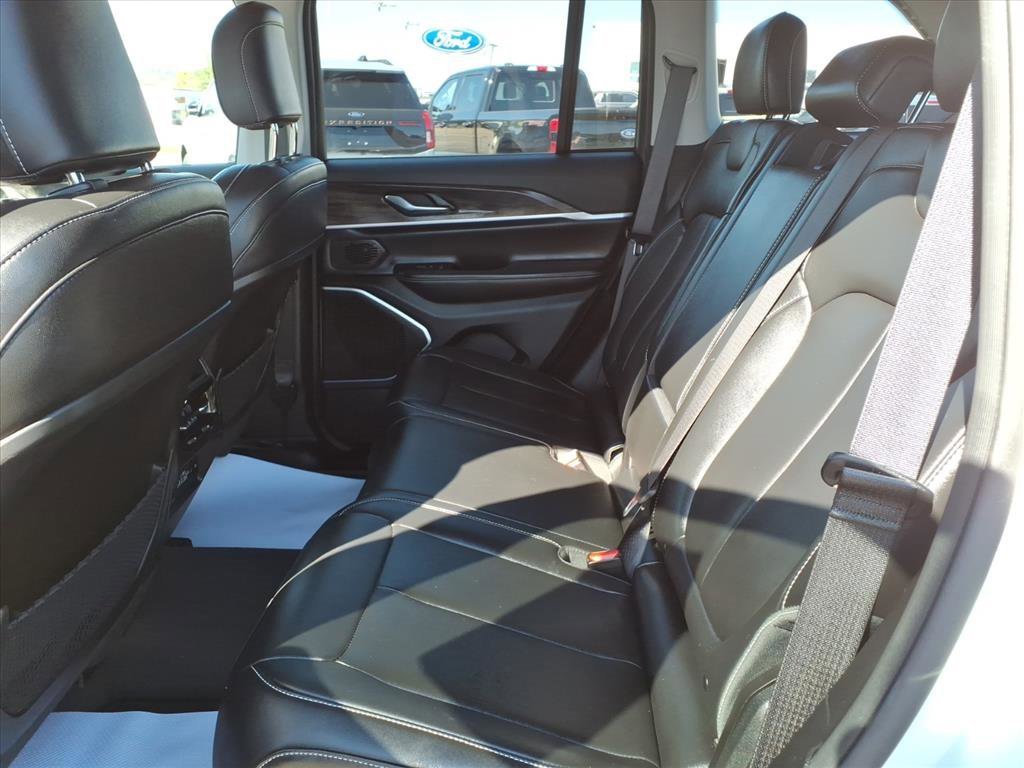 Used 2023 Jeep Grand Cherokee Limited w/ Black Appearance Package image 10