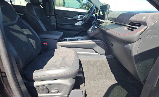 Used 2025 Ford Explorer ST image 12