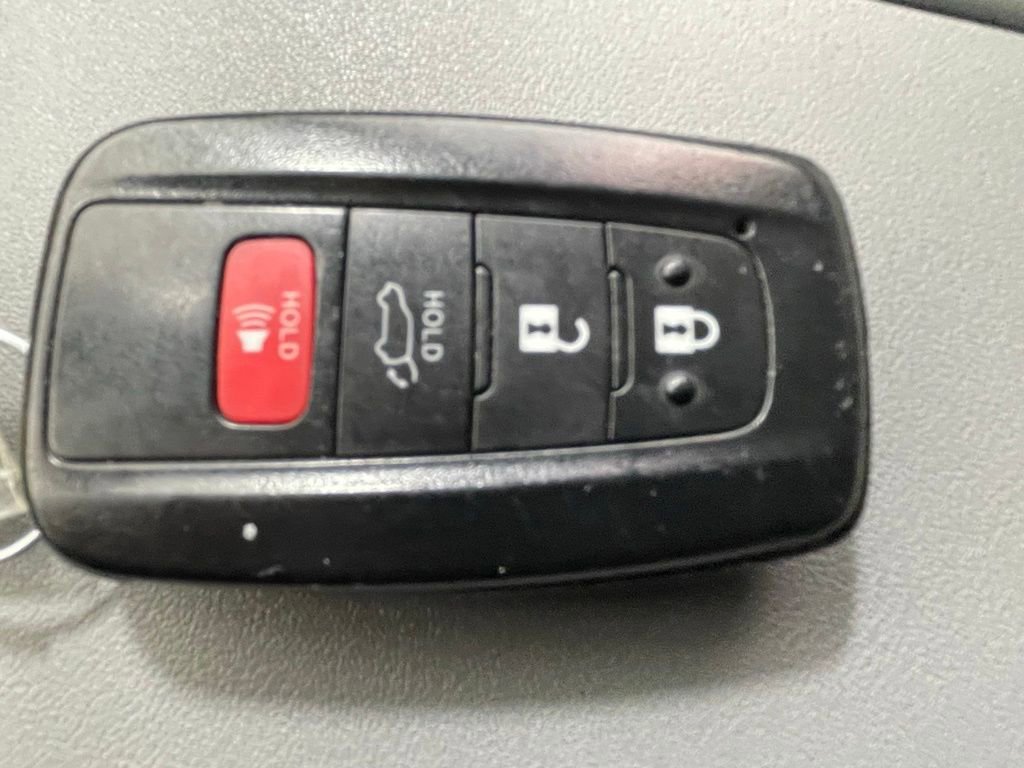 Used 2023 Toyota Highlander LE AWD/4WD image 31