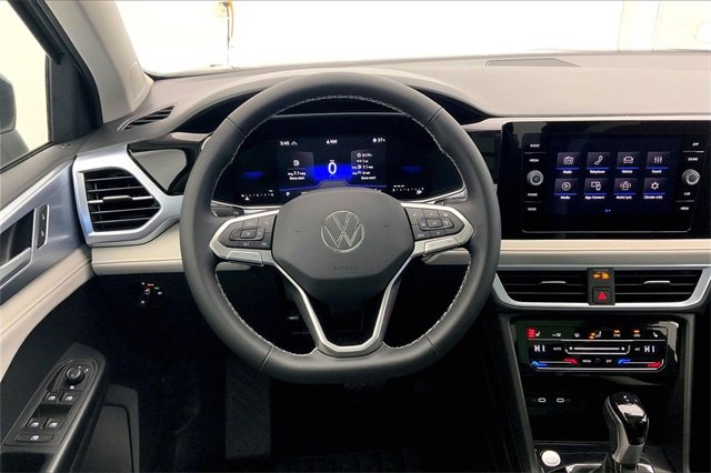 Certified 2025 Volkswagen Taos SE w/ Panoramic Sunroof Package image 5