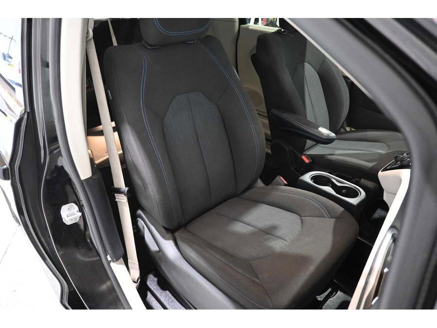 Used 2021 Chrysler Pacifica Touring w/ Cold Weather Group FWD image 16