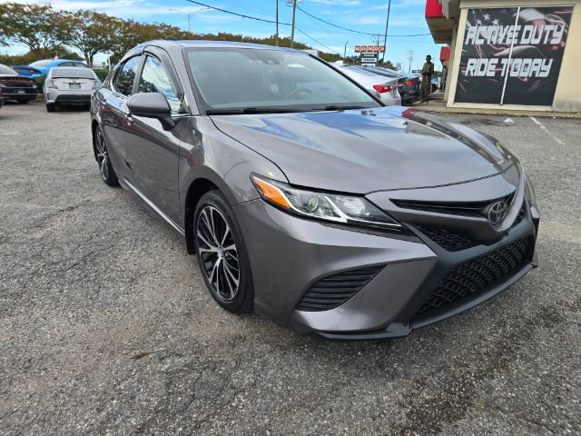 Used 2020 Toyota Camry SE image 1