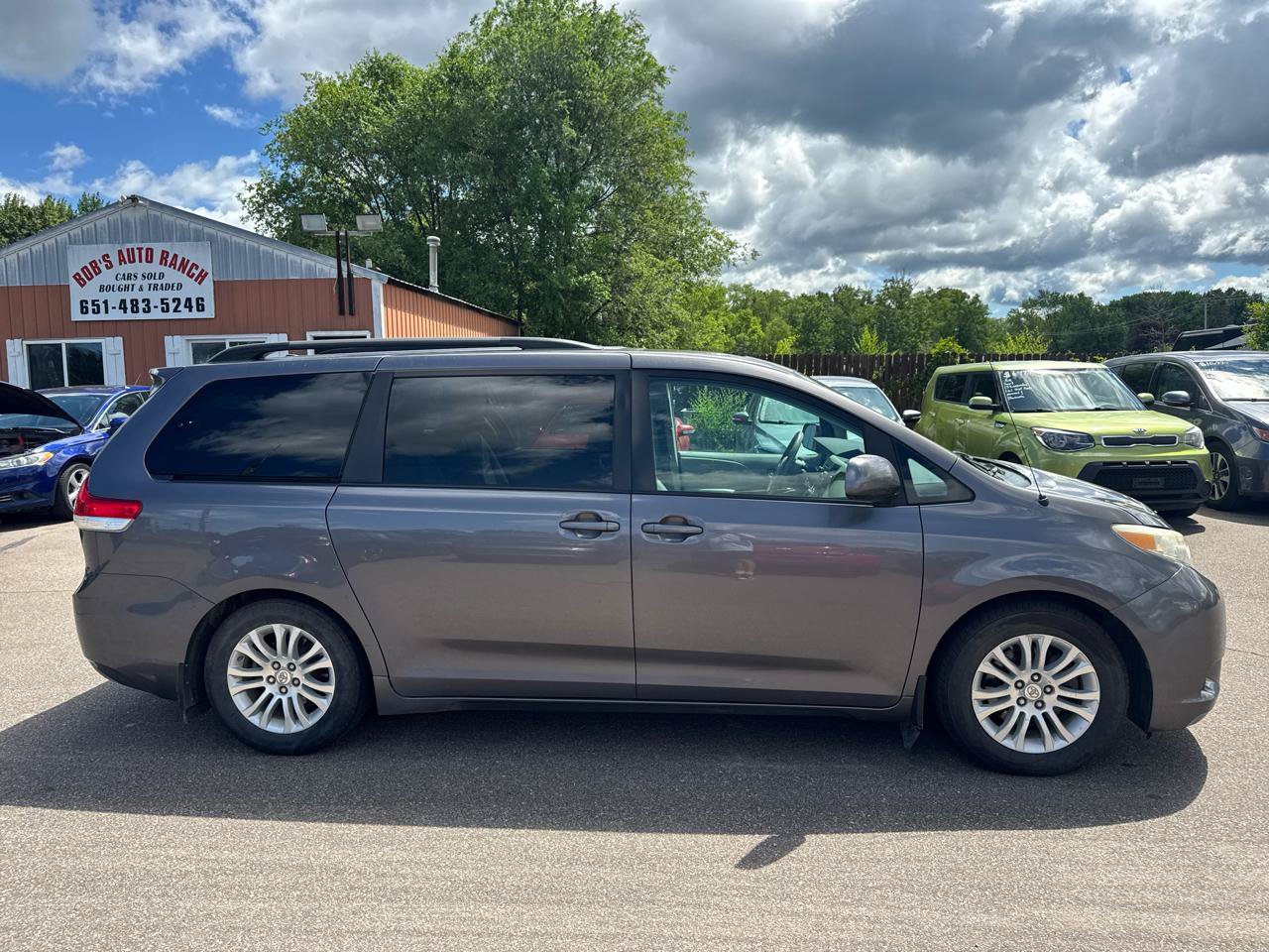 Used 2011 Toyota Sienna XLE FWD image 4