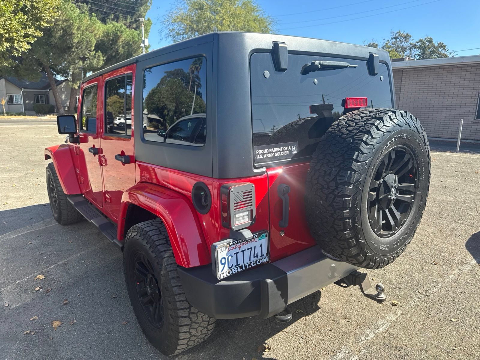 Used 2015 Jeep Wrangler Unlimited Sahara w/ Connectivity Group AWD/4WD image 2