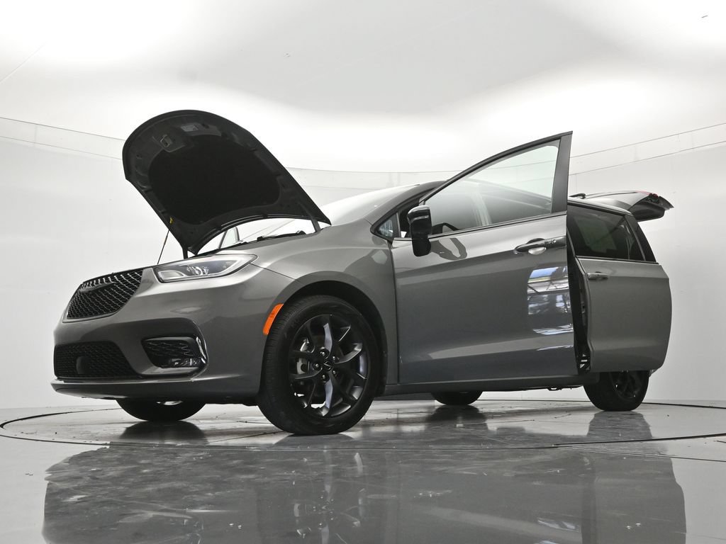 Used 2025 Chrysler Pacifica Limited FWD image 49