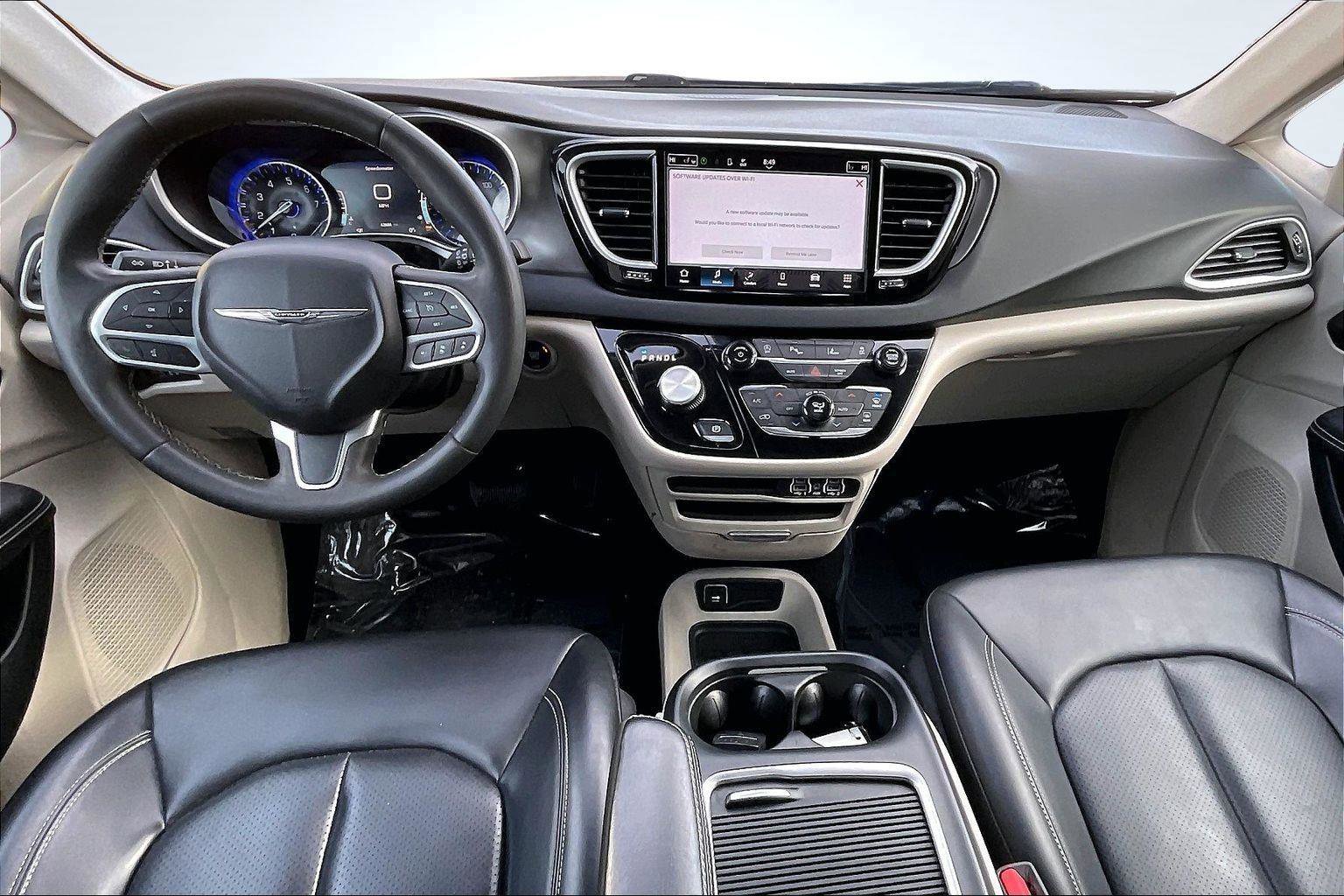 Used 2023 Chrysler Pacifica Touring-L image 16