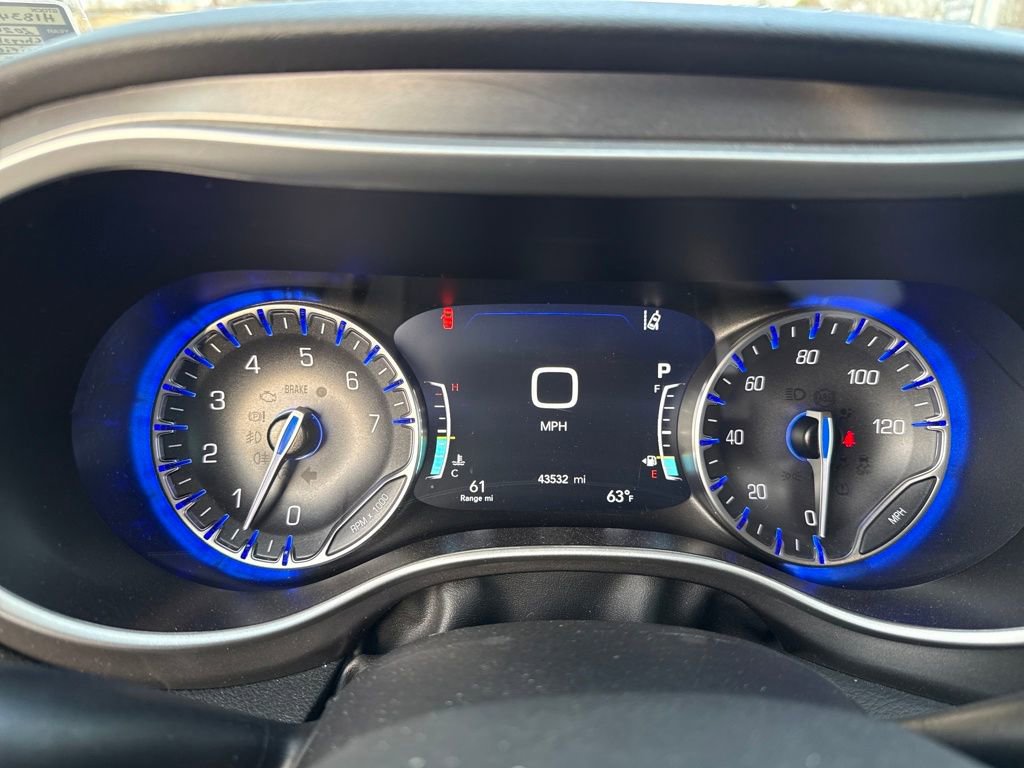 Used 2024 Chrysler Pacifica Touring-L image 42
